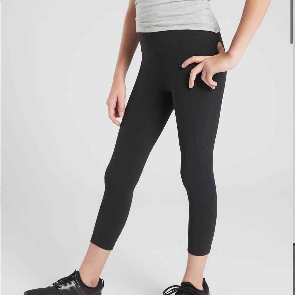 Athleta girl Stash Your treasures capri legging in black, size M/8-10.
